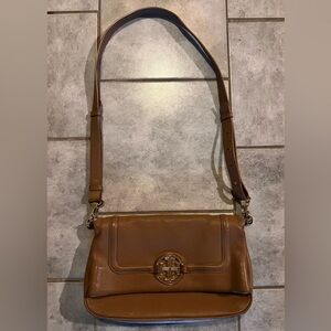 Chic Tory Burch Amanda Fold-Over Leather Crossbody Dust Bag Included